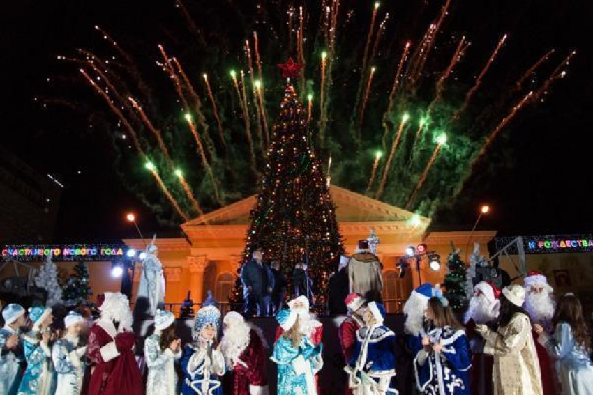 18 новогодних ёлок установят в разных районах Ставрополя