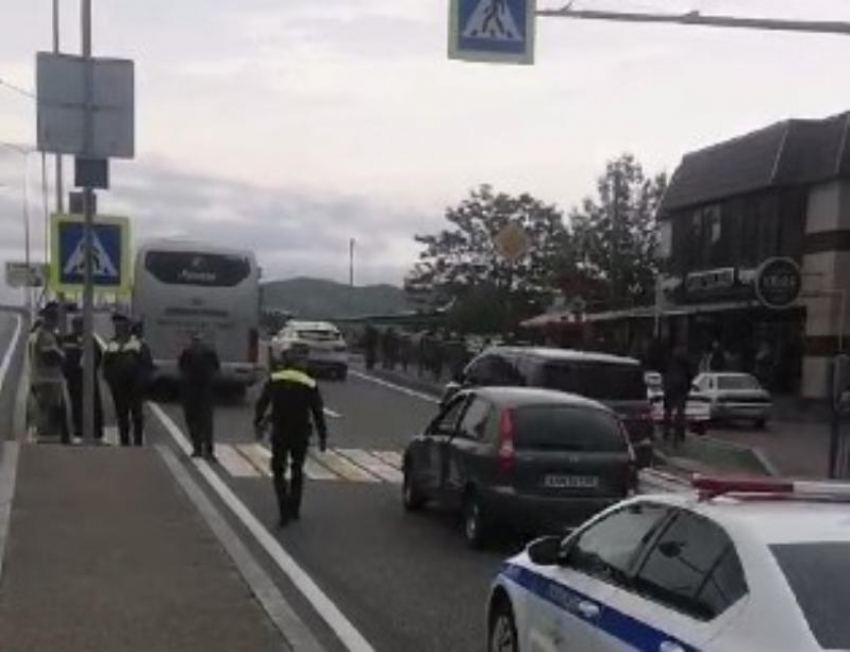 Автобус с туристами сбил девушку на Ставрополье 