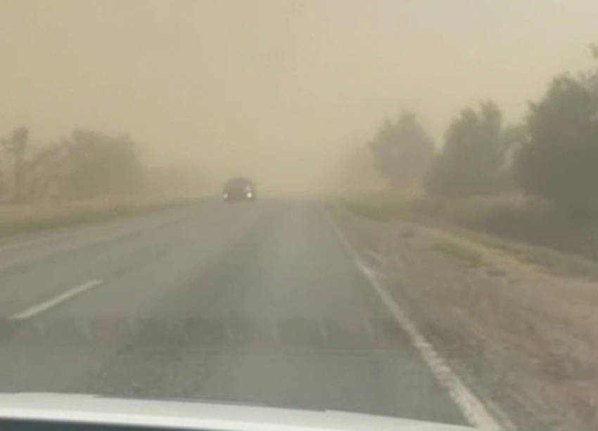 Пыльная буря накрыла Арзгирский округ: видео