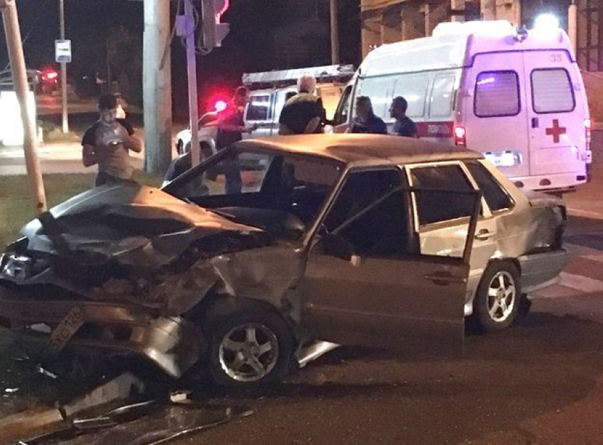 Два человека пострадали в жестоком ночном столкновении ВАЗ-2115 и «Калины» на перекрестке в Ставрополе