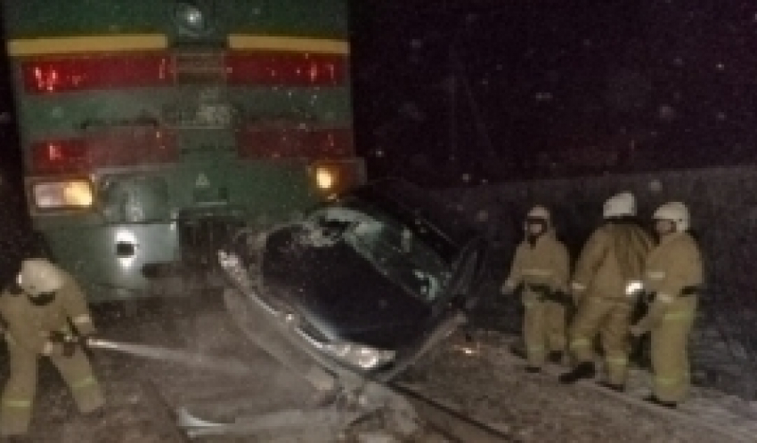 Поезд столкнулся с автомобилем на Ставрополье: есть пострадавшие