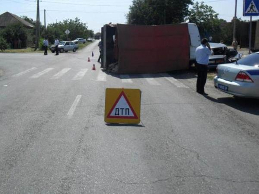 На Ставрополье легковушка столкнулась с грузовиком: один человек погиб
