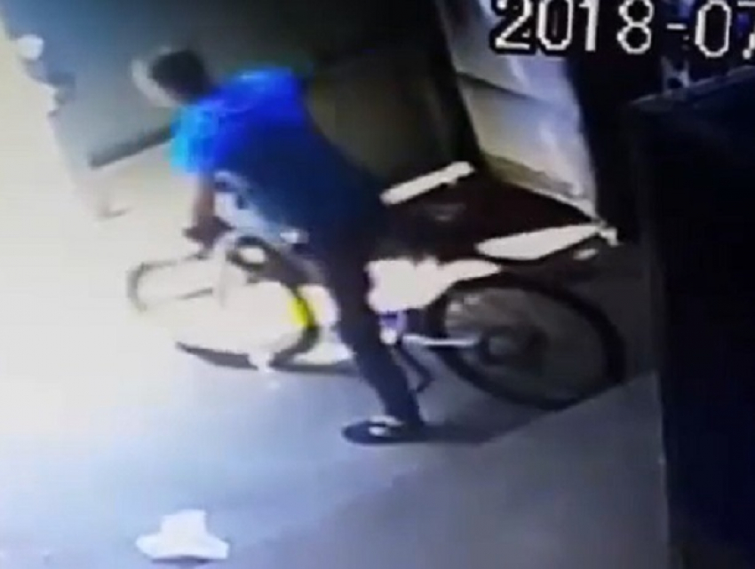 Вор «без комплексов» украл велосипед средь бела дня в Ставрополе