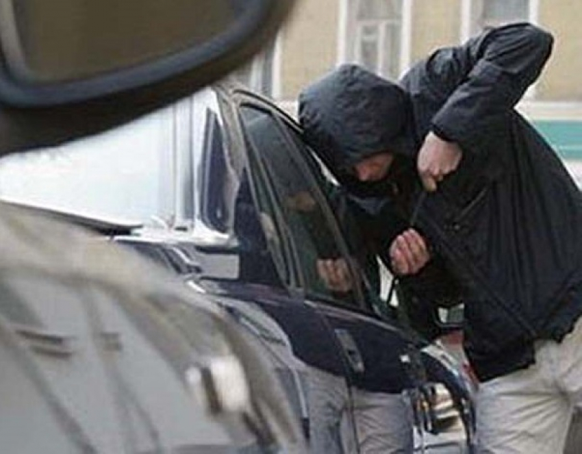 Наивный молодой человек пытался угнать автомобиль без аккумулятора на Ставрополье