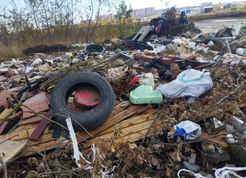 Свалку рядом с могилами обнаружили жители Ставрополя