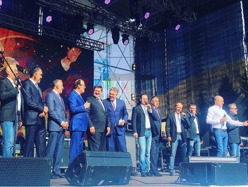 Губернатор Владимиров и «Хор Турецкого» вместе спели «Надежду» на концерте в Ставрополе