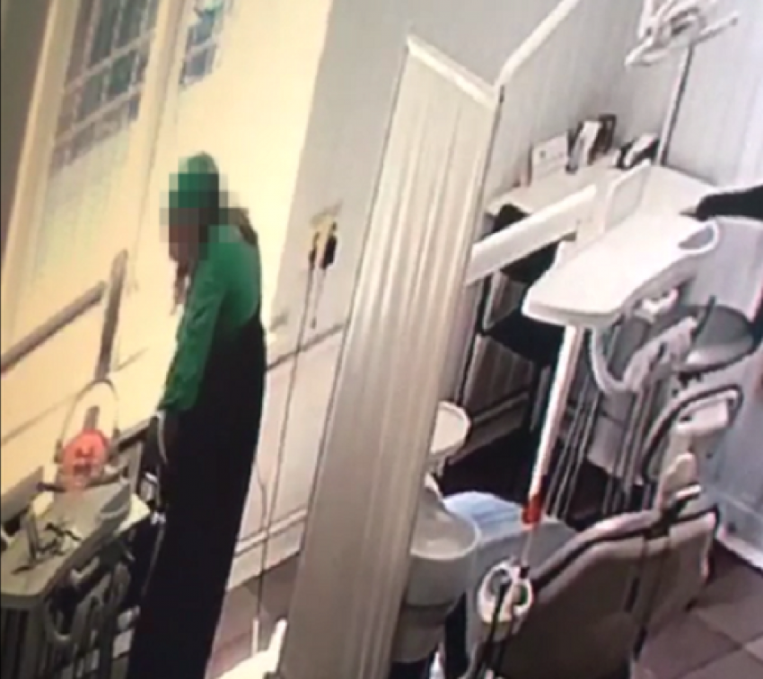 Девушка «без комлексов» украла кошелек и украшение пациентки прямо в кабинете стоматолога на Ставрополье