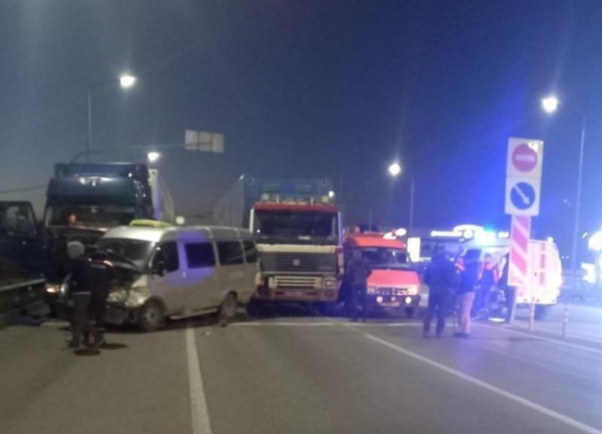 Столкновение шести автомобилей на трассе в Минводах спровоцировало пробку 