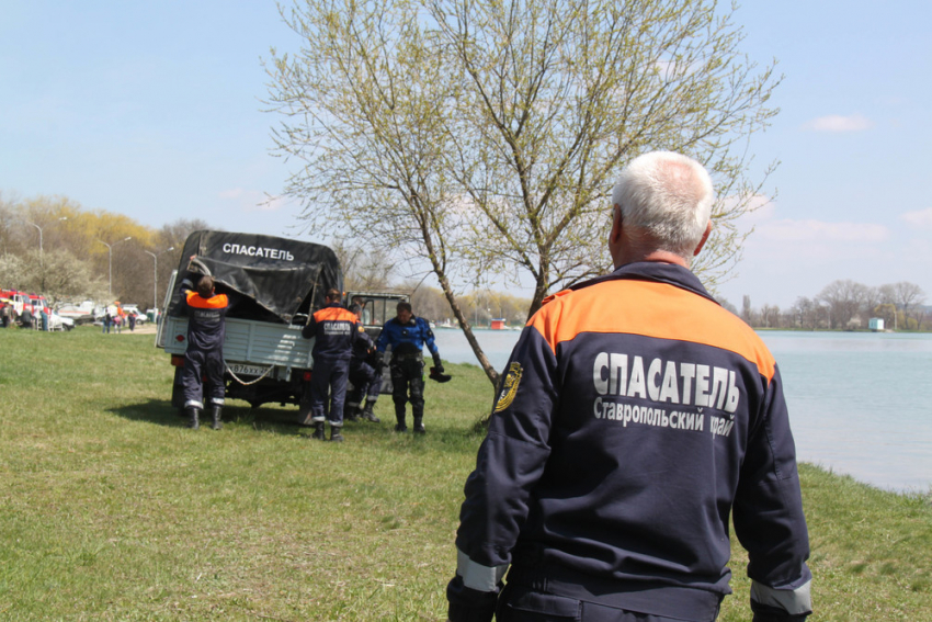 Спасатели извлекли машину из озера в Кочубеевском районе