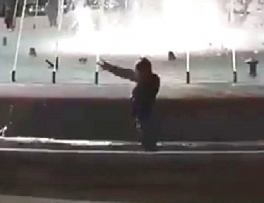 Курьезное ныряние в фонтан странного мужчины попало на видео в Кисловодске