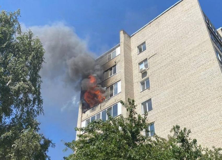 Жителей многоэтажки массово эвакуируют из-за сильного пожара в квартире на северо-западе Ставрополя