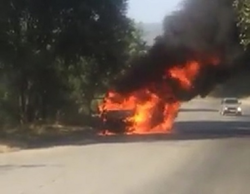 Охваченная пламенем маршрутка под Ставрополем попала на видео