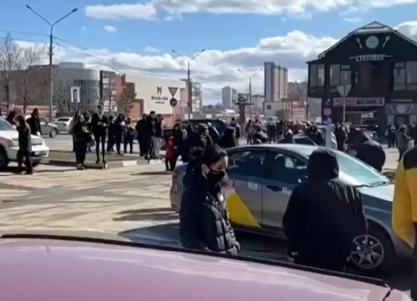 Из торговых центров Ставрополя массово эвакуируют людей