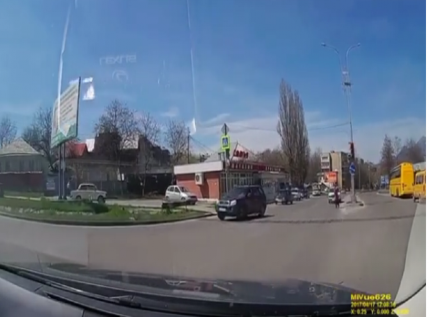 Гонщик на машине с абхазскими номерами пролетел на красный свет в Пятигорске