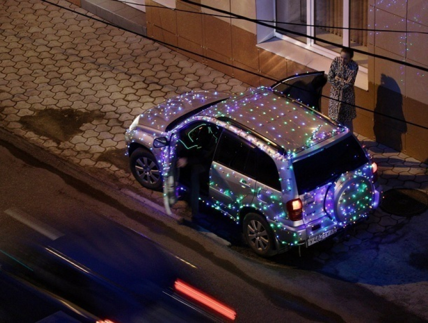 Новогодняя яркая машина рассекает по улицам Ставрополя