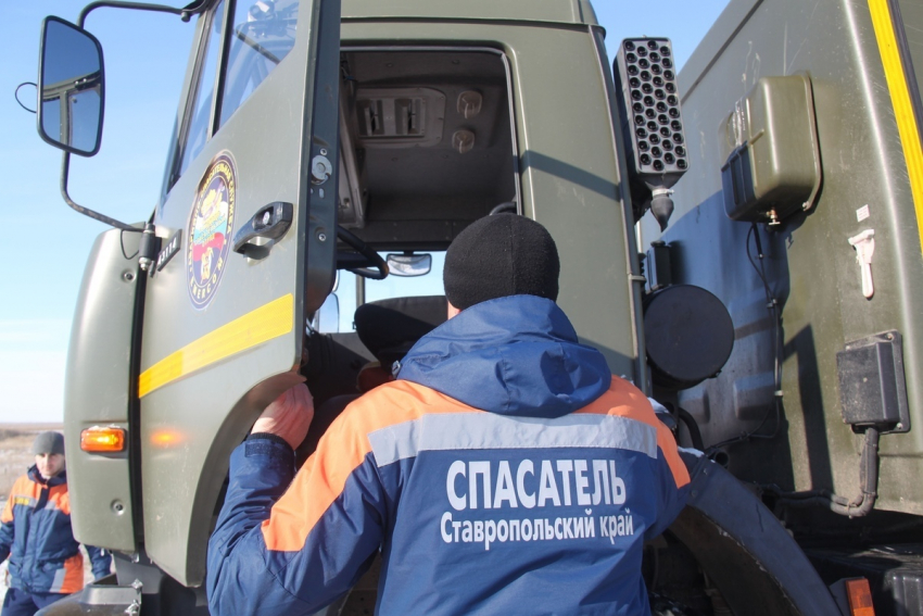 На Ставрополье спасатели ПАСС помогли семье, застрявшей на дороге 