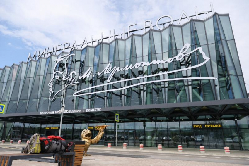 Авиакомпания «Азимут» требует 3 миллиона рублей от аэропорта Минеральных Вод
