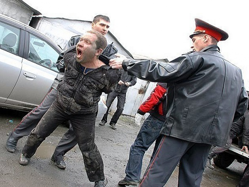 Молодой человек ударил ногами полицейского и сорвал с него погон на Ставрополье