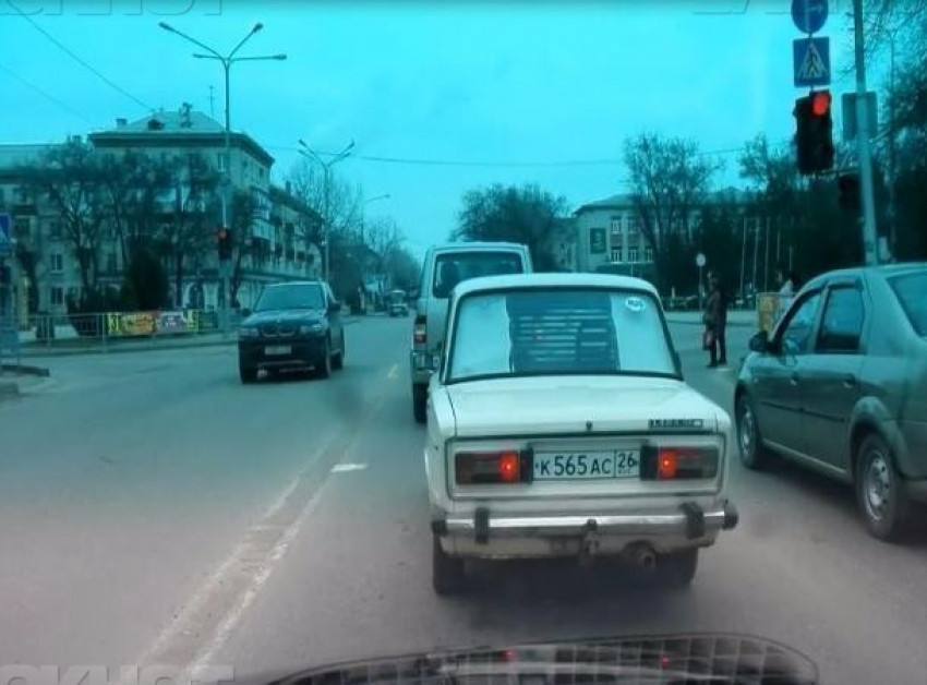 Пролетевшего по дороге на красный свет хама на «БМВ» Х5 наказали в Невинномысске