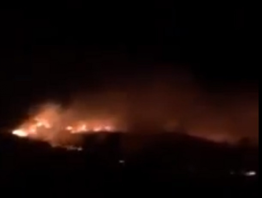 Появилось видео сильного пожара у Волчьих ворот под Ставрополем 
