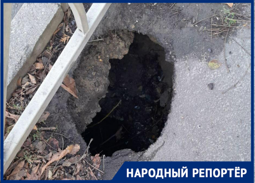 Жители Ставрополя пожаловались на дыру в тротуаре