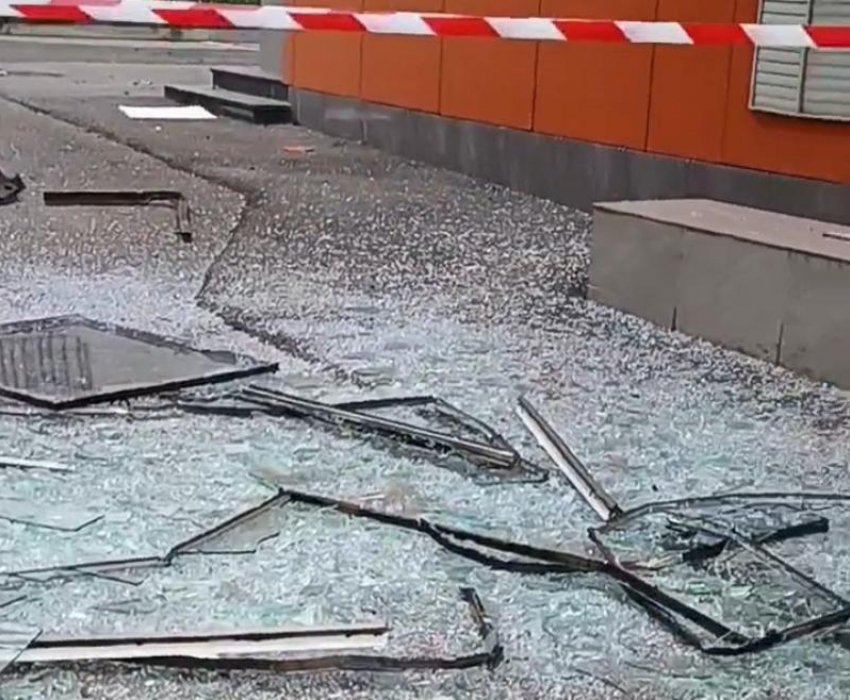 Взрыв на АЗС выбил окна в соседних зданиях от заправки в Пятигорске: видео