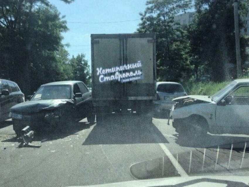 Две отечественные «легковушки» устроили ДТП и спровоцировали пробку в Ставрополе