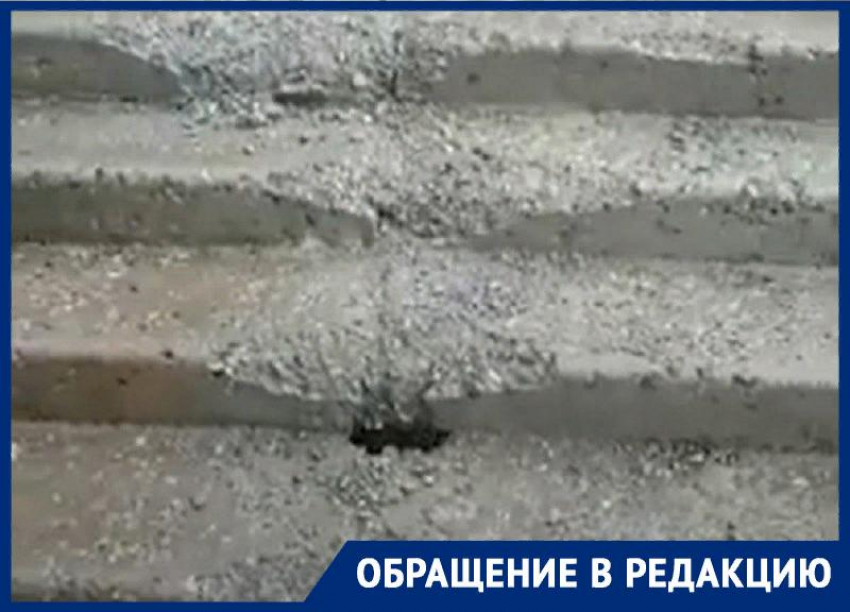 Директор УК «Реконструкция» оттягивает ремонт ступеней возле многоэтажки в Михайловске