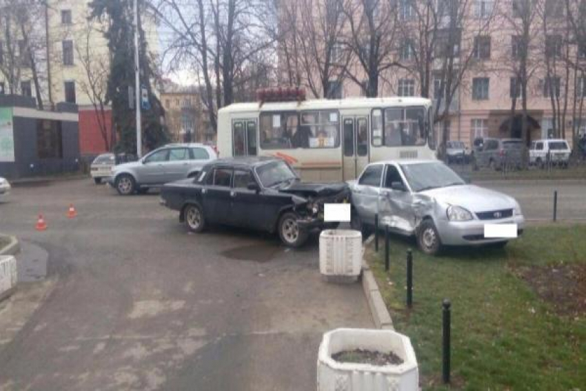 В центре Ставрополя на улице Дзержинского произошла авария