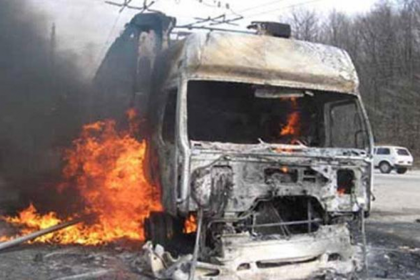 Кабина грузовика «Фредлайнера» сгорела в Минеральных Водах