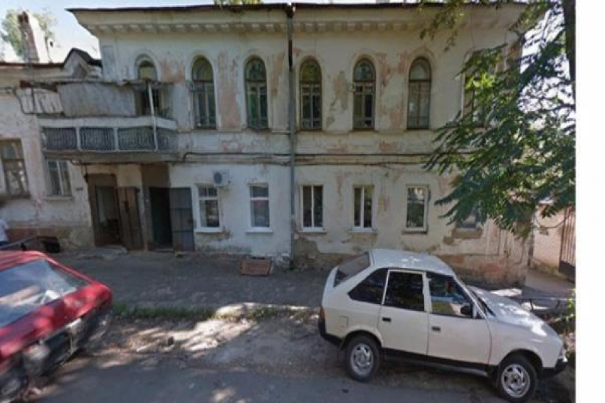Сгоревший старинный  дом в центре Ставрополя начали восстанавливать
