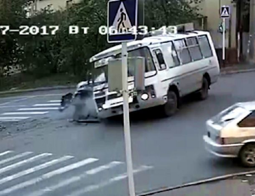 После ДТП с проехавшим на красный свет депутатом краевой думы водитель ставропольского автобуса попросил защиты у Жириновского