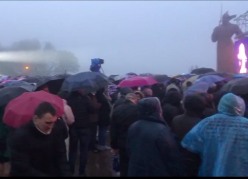 Ставропольчане в непогоду собрались на Крепостной горе ради выступления Дениса Майданова