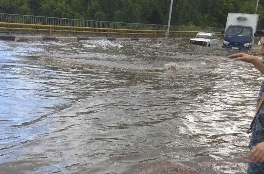 Ливень в Ставрополе стал причиной наводнения на Киринском мосту