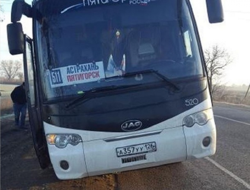 Рейсовый автобус «Астрахань-Пятигорск» ехал перекошенным и едва не завлился на бок