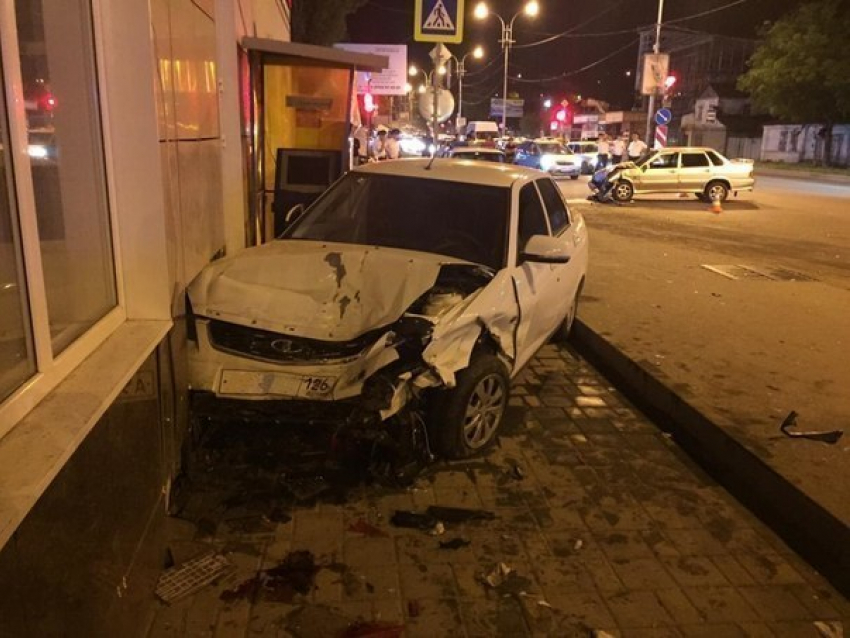 В аварии в Пятигорске автомобиль «впечатал» женщину в стену