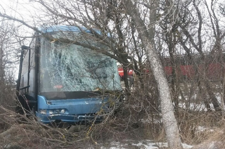 Автобус столкнулся с двумя легковушками в Кочубеевском районе