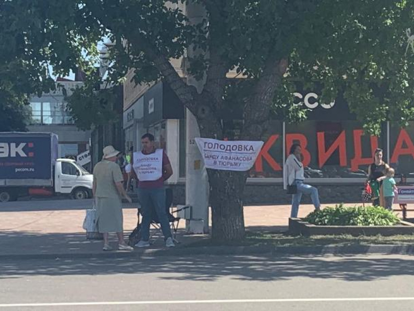 Мужчина объявил в центре Ставрополя голодовку