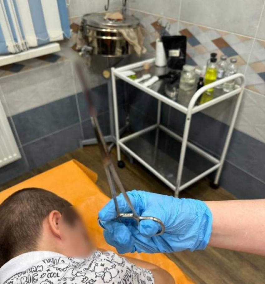 Металлический штырь извлекли из тела ребенка после игр на велодроме в Пятигорске 