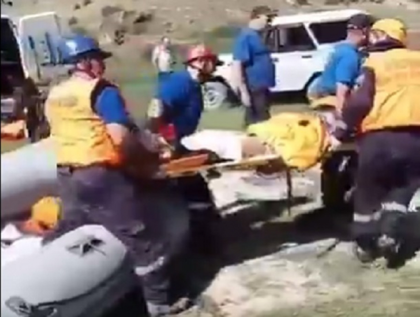 Появилось видео подъема тела погибшего ставропольского туриста со дна озера в КБР