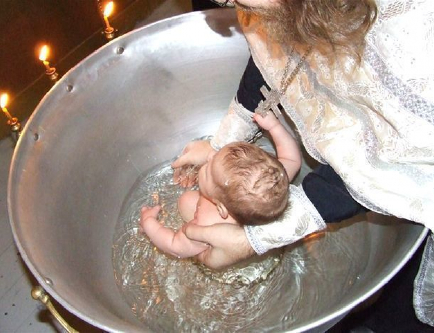 "Пусть противники крещения детей тогда дождутся их 18-летия, чтобы они сами решали, идти ли им в первый класс", - ставропольский священник