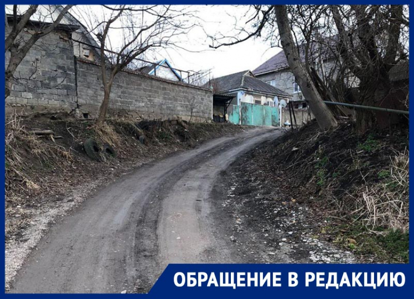 «Разравниваем за свой счет»: 8 лет жители села на Ставрополье воюют за асфальтирование дорог