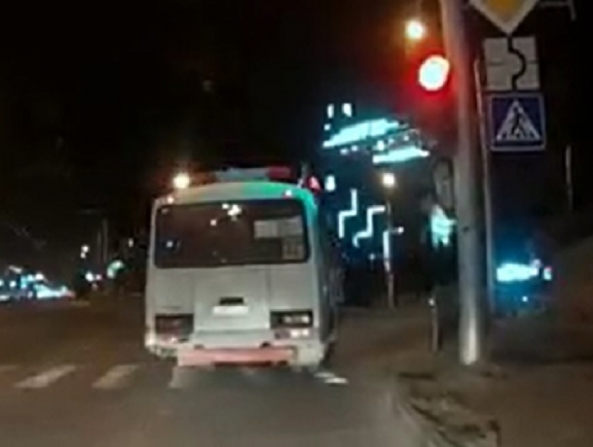 Водитель маршрутного автобуса нагло проехал на красный в Ставрополе
