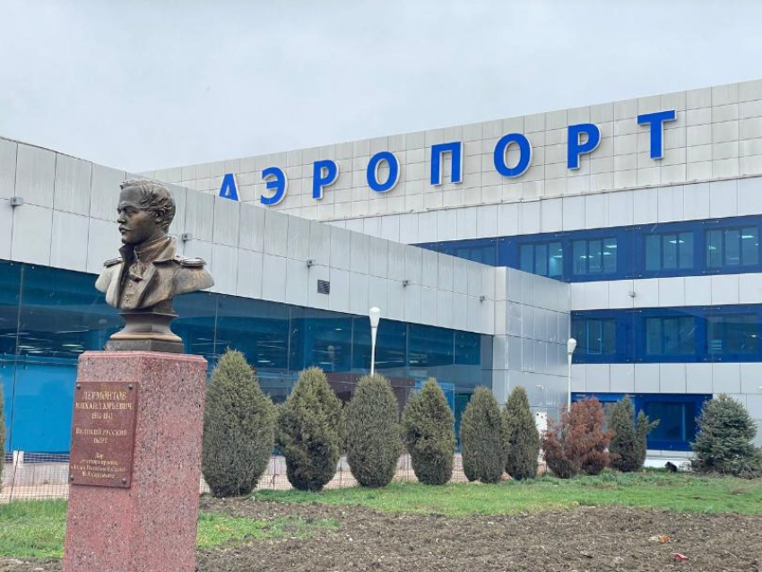 Самолет «Азимута» снова вернулся на стоянку в Минеральных Водах  