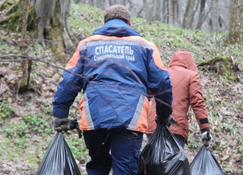 Ставропольские спасатели приступили к очистке реки Чла от мусора