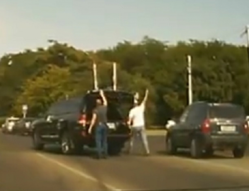 Двое мужчин на дорогом внедорожнике устроили стрельбу посреди дороги в Ставрополе и попали на видео
