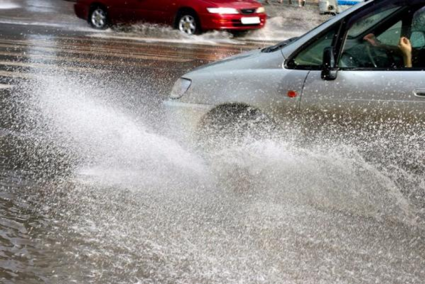 Автомобили плыли по Кулакова после дождя в Ставрополе