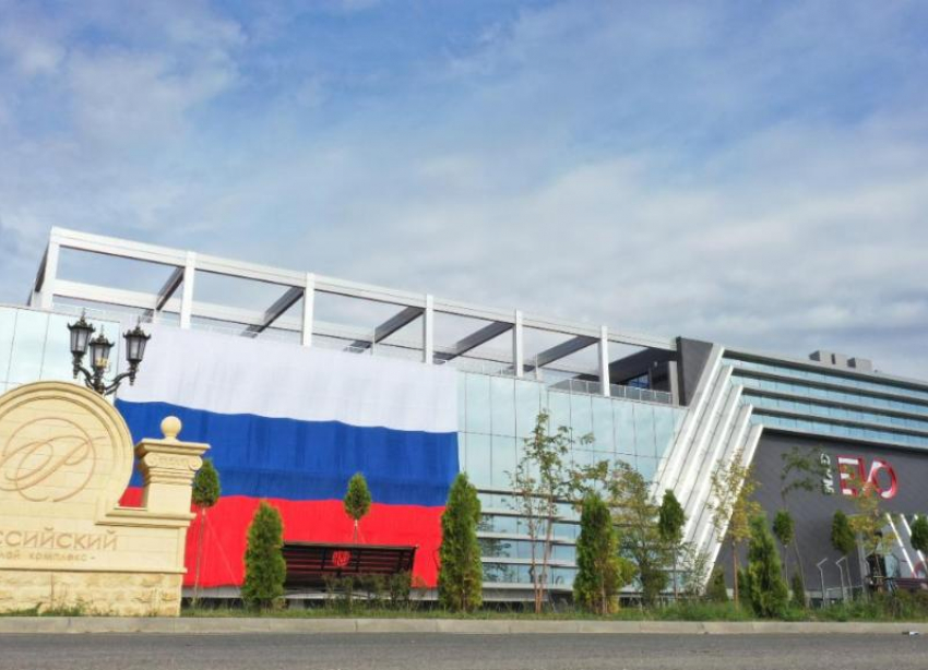 В ЖК «Российский» развернули самый большой на Ставрополье триколор