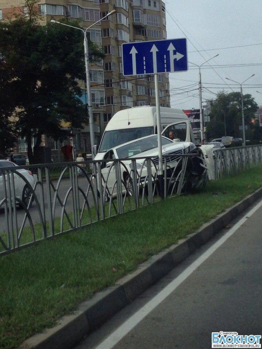 В Ставрополе «Мерседес» врезался в ограждение и после столкнулся с маршруткой