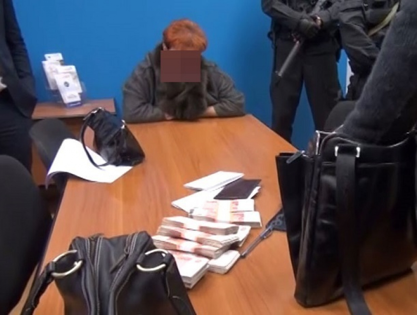 Работница пятигорского военкомата незаконно продала военный билет на 120 тысяч рублей
